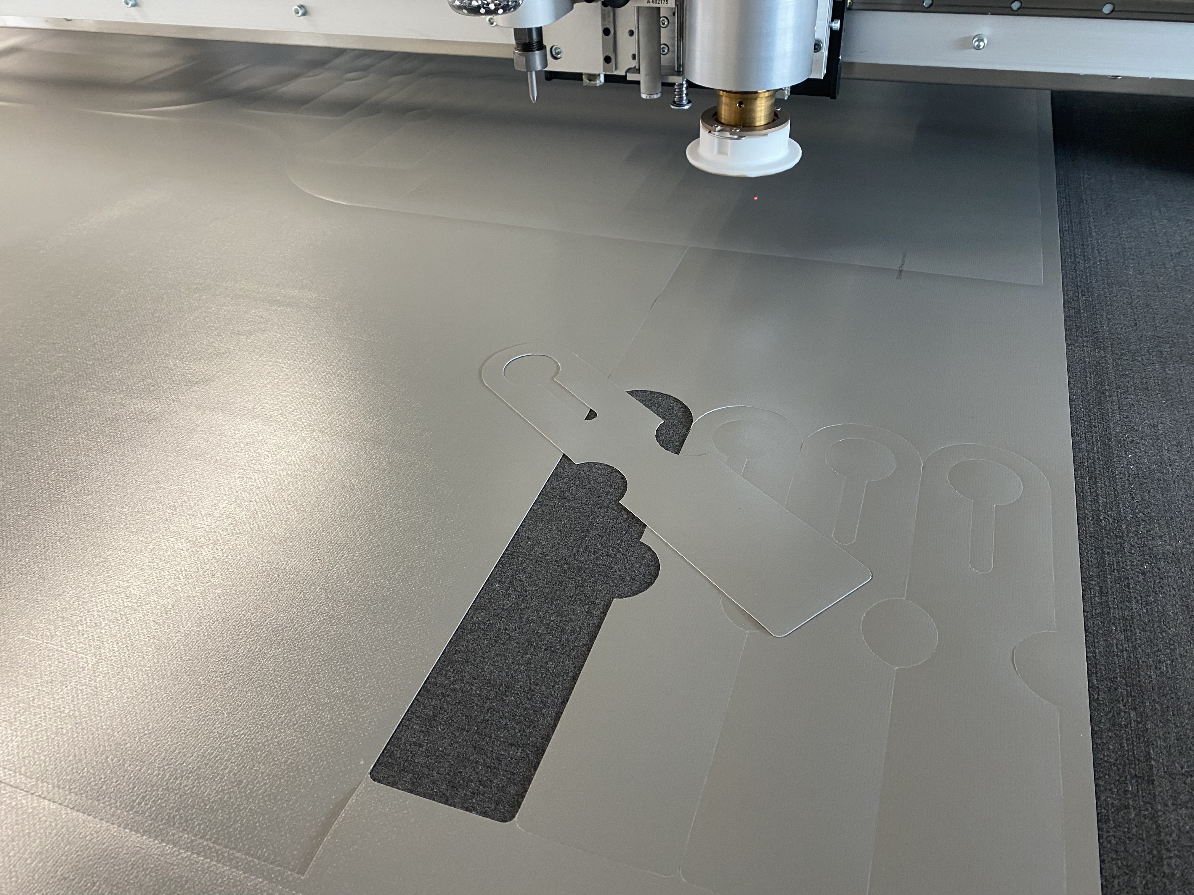 Small, so called "filler parts" being manufactured from offcuts in technical textile manufacturing.